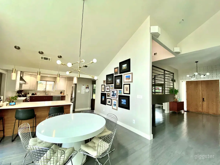  Luxurious Vibrant House with Pool 