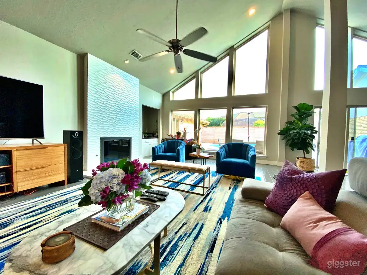 Luxurious Vibrant House with Pool Photo 1