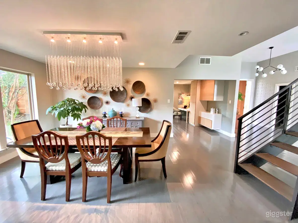 Luxurious Vibrant House with Pool Photo 3