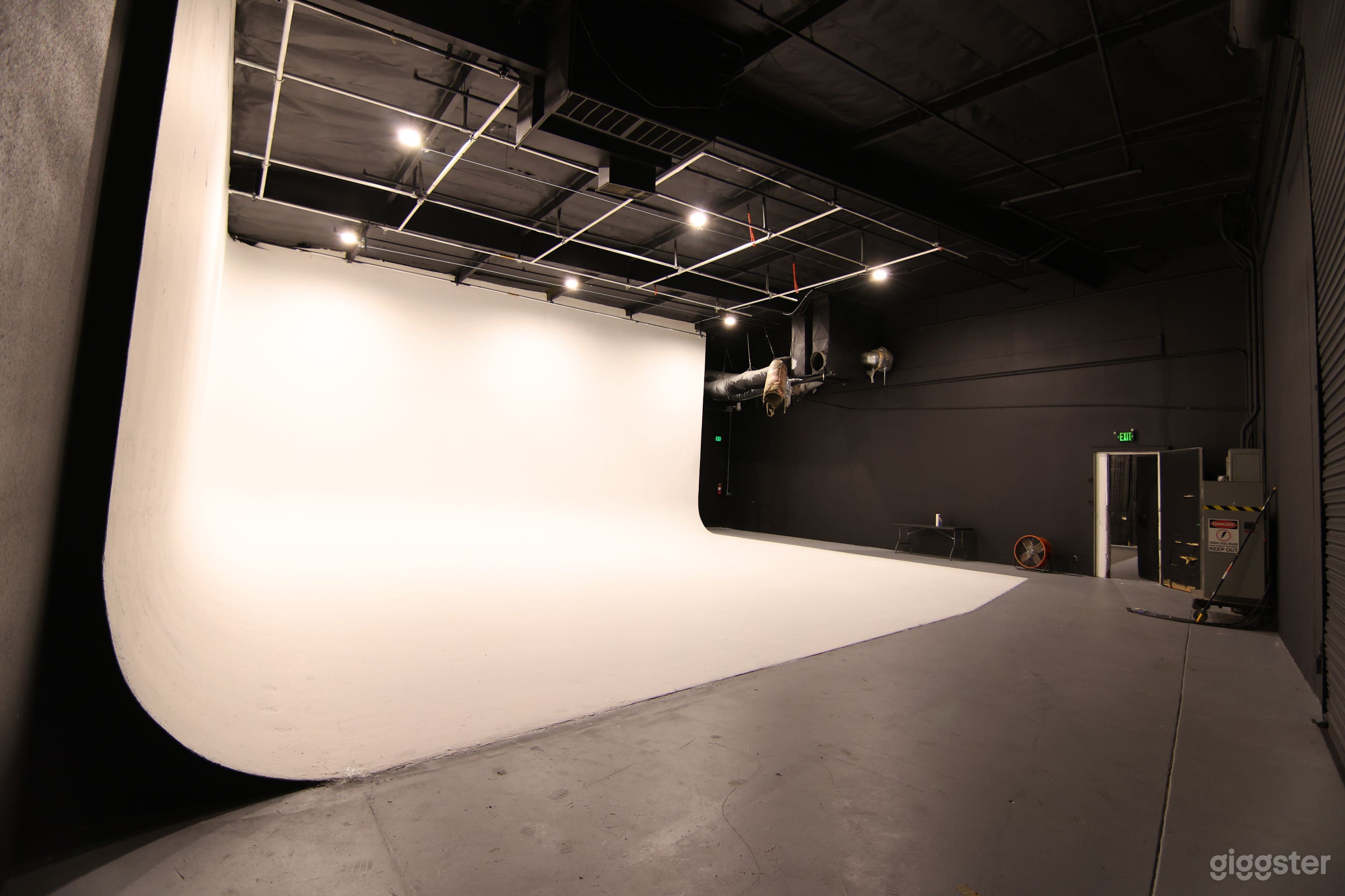 REMODELED STATE OF THE ART SOUND STAGE IN GLENDALE Photo 2