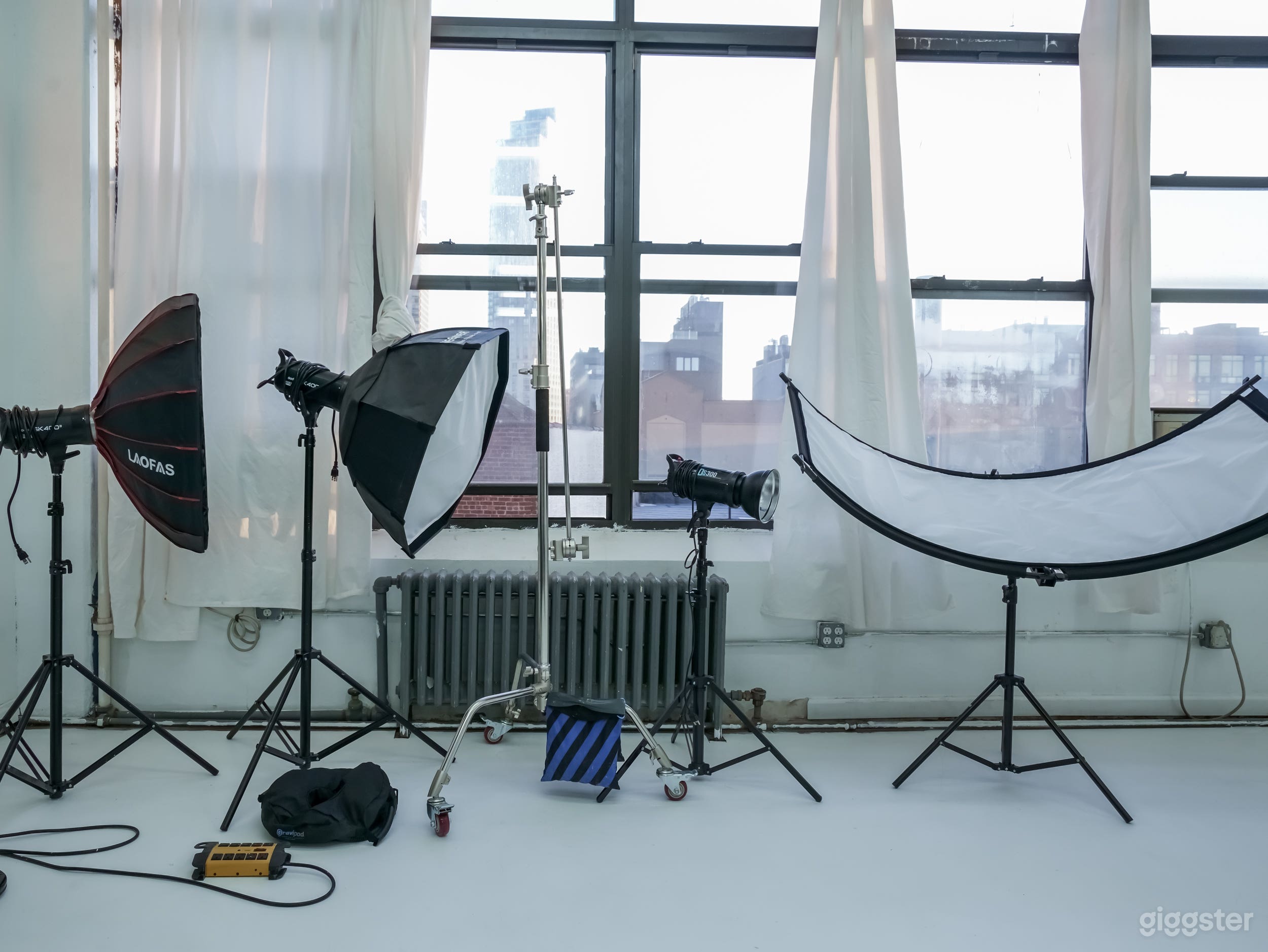 Day light photo studio With Cyc Infinity Wall Photo 3