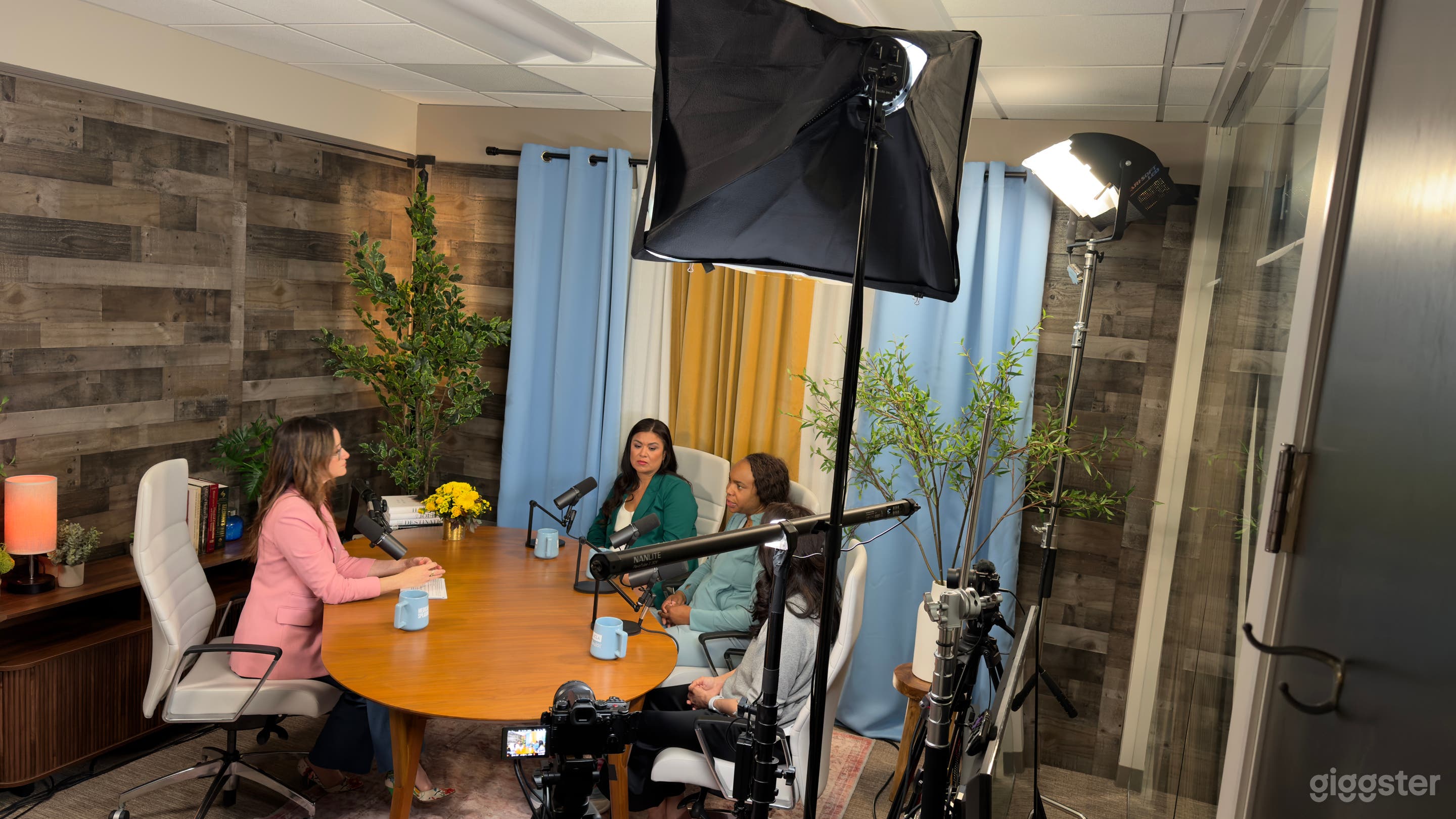 Podcast Studio in Brentwood / Santa Monica - Fully Equipped Photo 3
