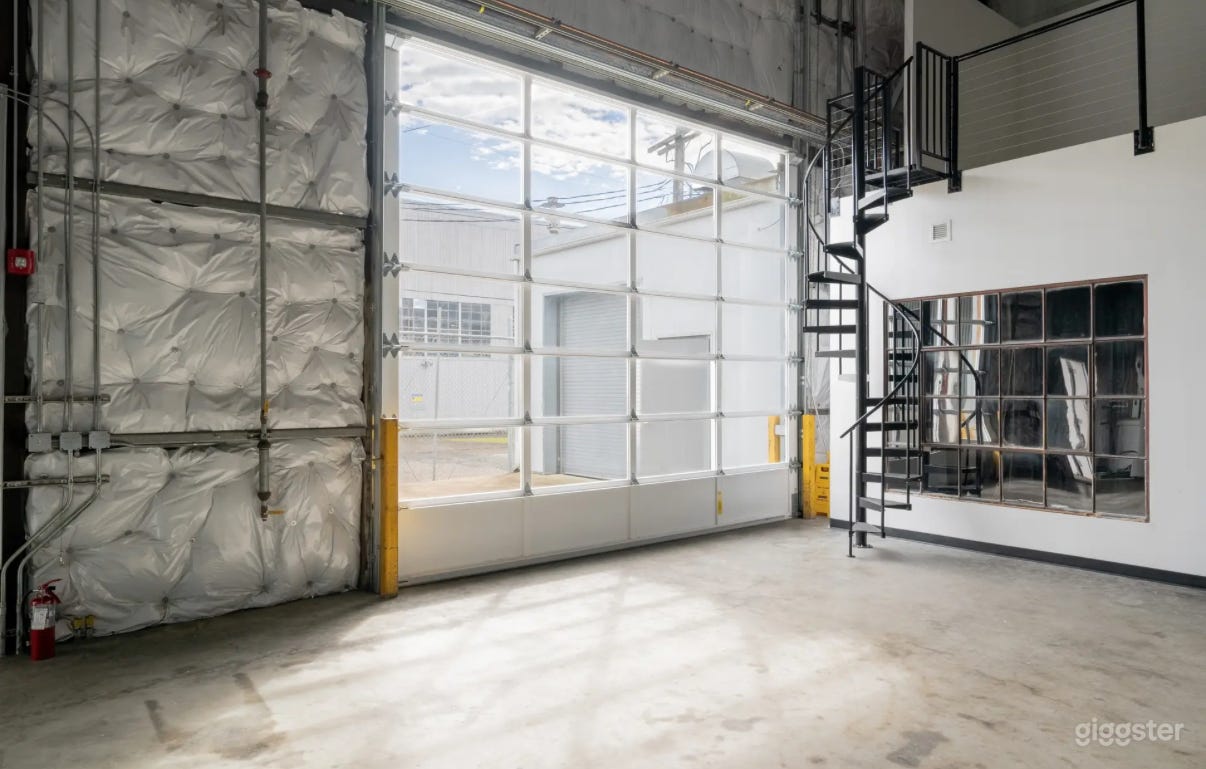 Production Studio w/ Cyc Wall, Natural Light & 20ft Ceiling Photo 2