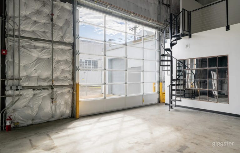  Production Studio w/ Cyc Wall, Natural Light & 20ft Ceiling 