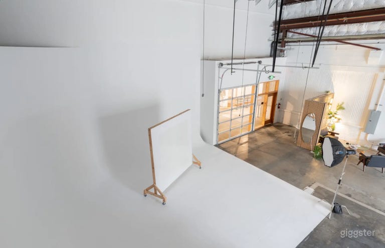  Production Studio w/ Cyc Wall, Natural Light & 20ft Ceiling 