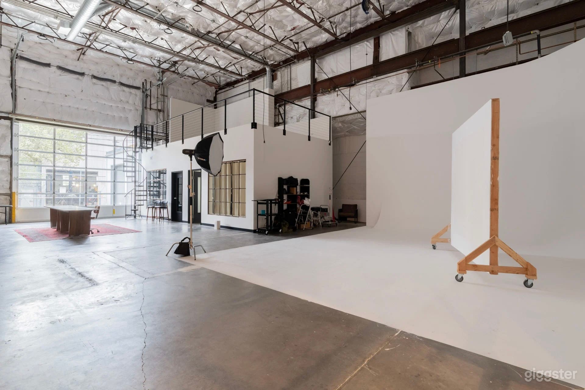 Production Studio w/ Cyc Wall, Natural Light & 20ft Ceiling Photo 3