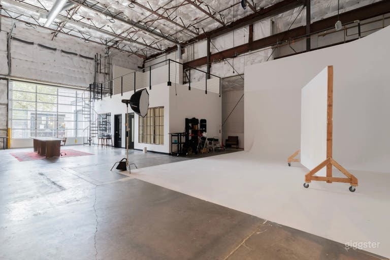  Production Studio w/ Cyc Wall, Natural Light & 20ft Ceiling 
