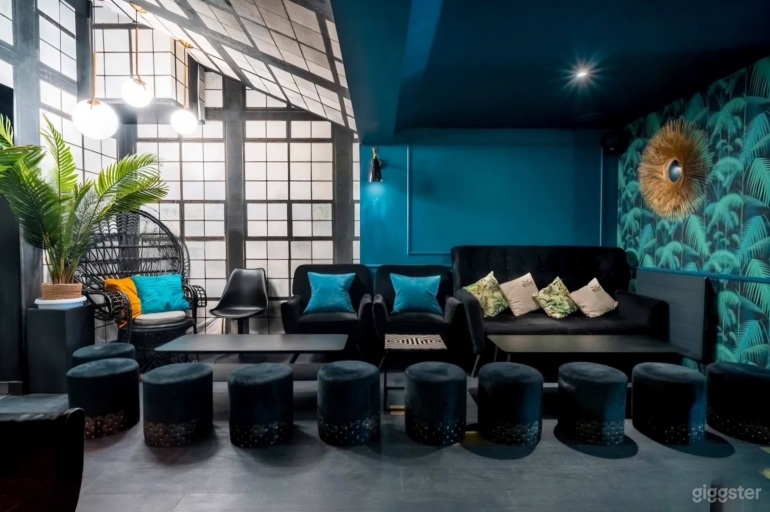 Photo de Salon privé chic Art déco dans un bar à cocktails 3