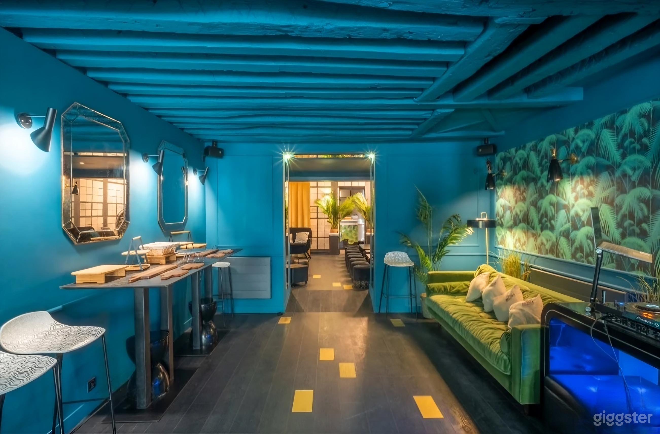 Photo de Salon privé chic Art déco dans un bar à cocktails 4