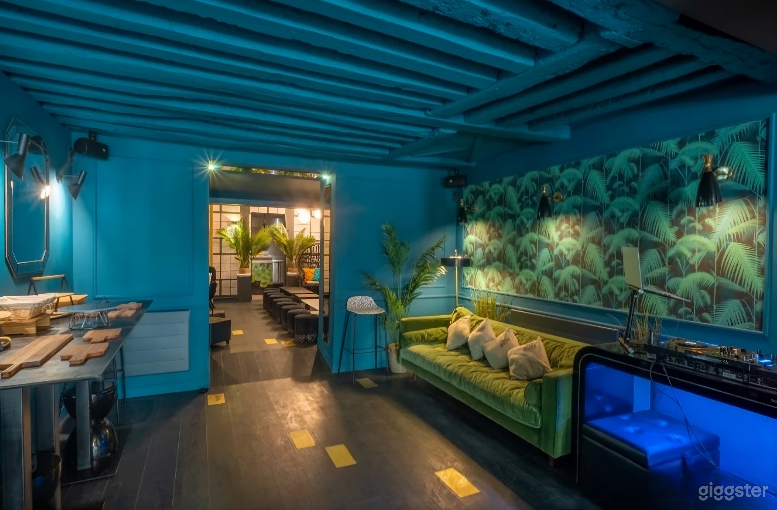 Photo de Salon privé chic Art déco dans un bar à cocktails 2