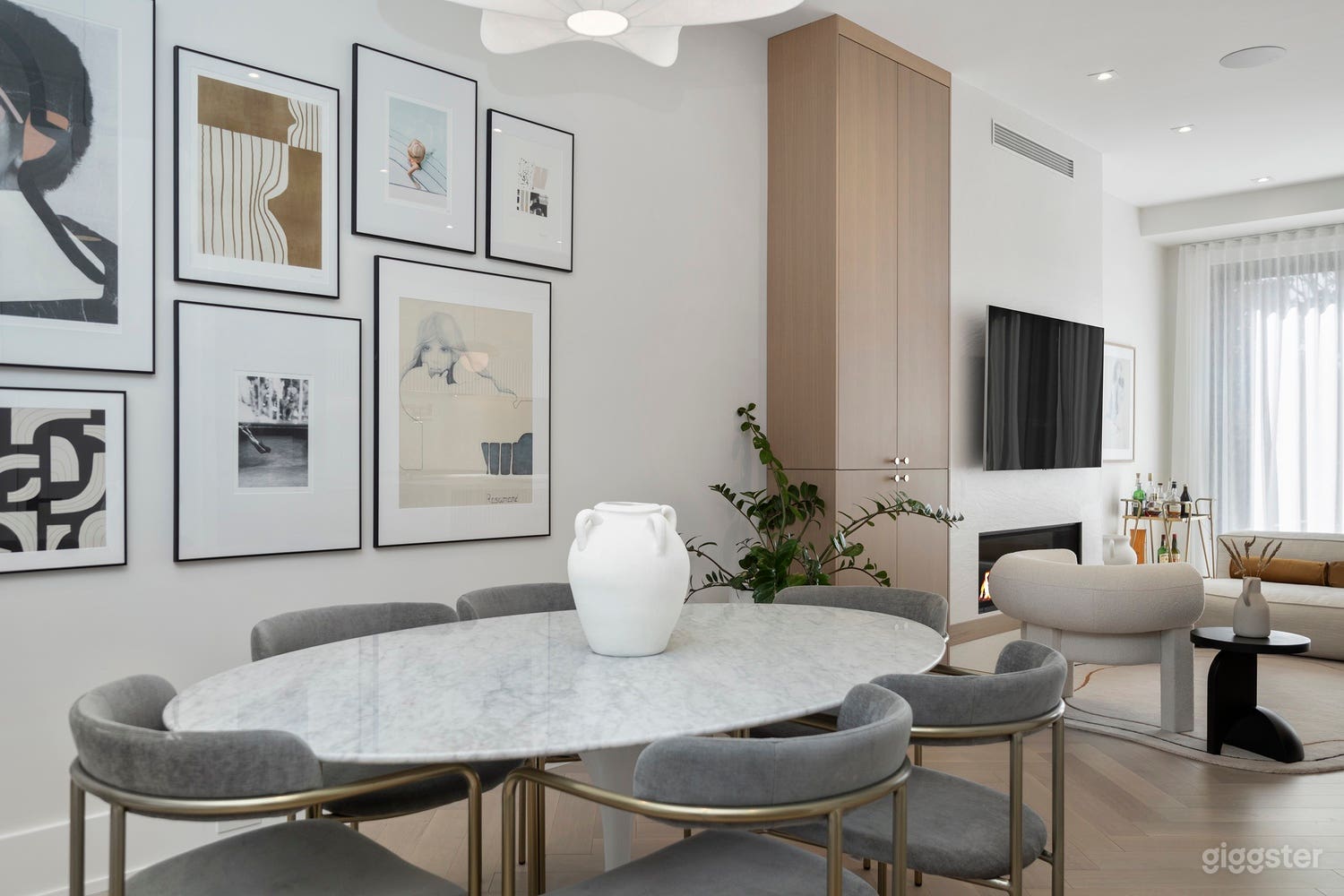 Airy, Minimalist Home Ideal for Shoots &amp; Productions Photo 2