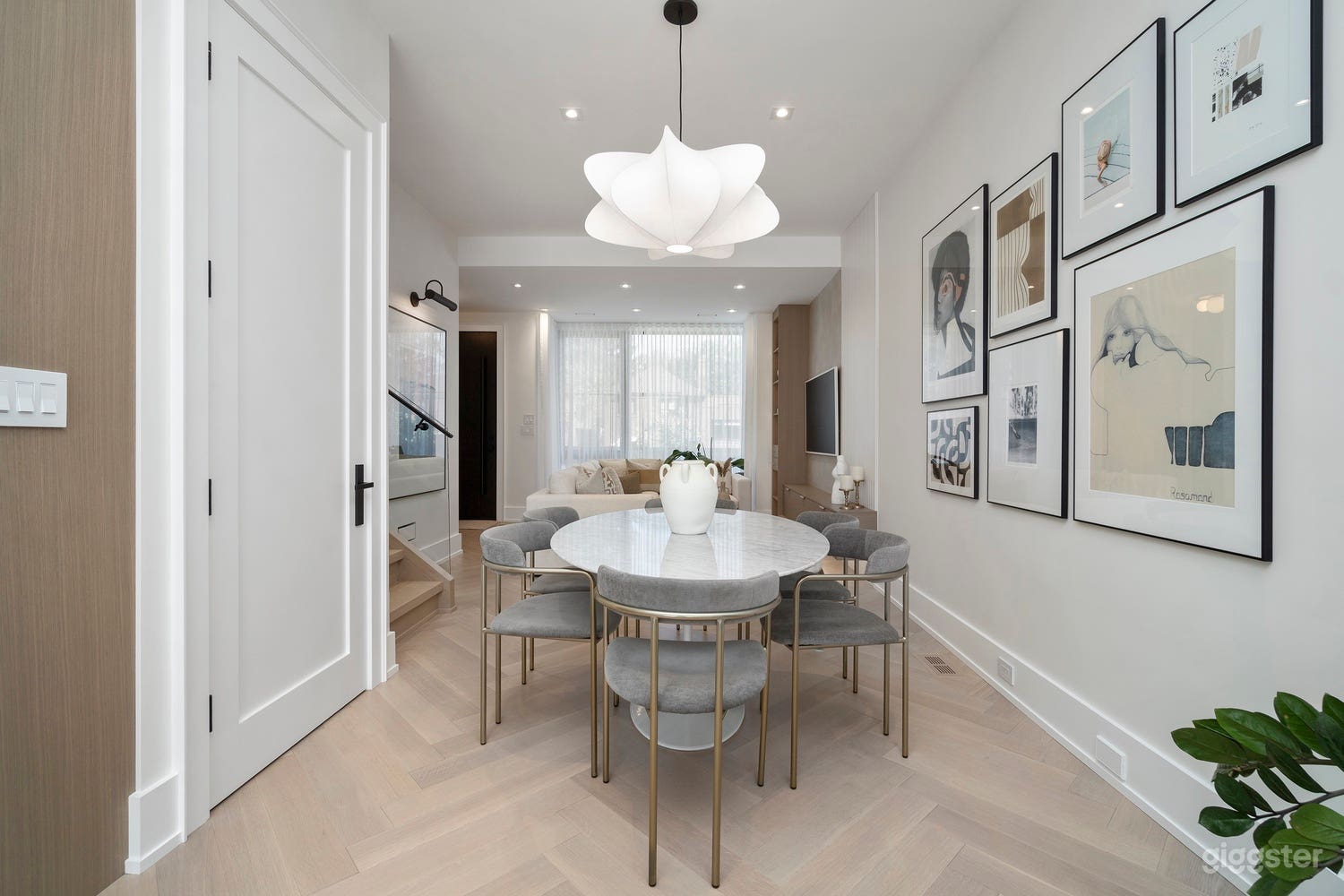 Airy, Minimalist Home Ideal for Shoots &amp; Productions Photo 4