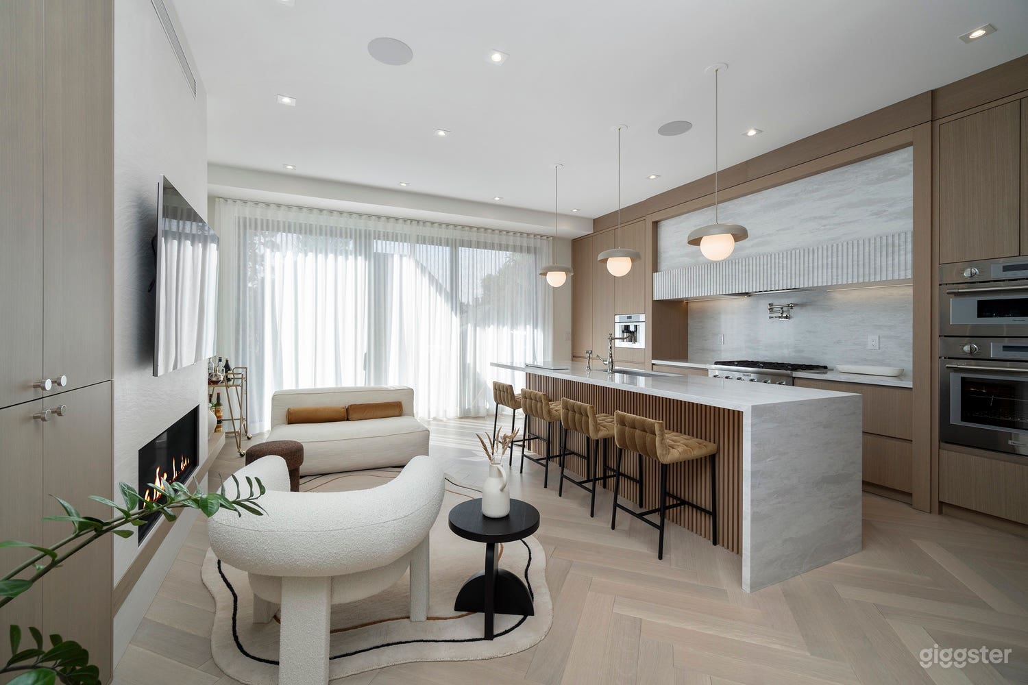 Airy, Minimalist Home Ideal for Shoots &amp; Productions Photo 3