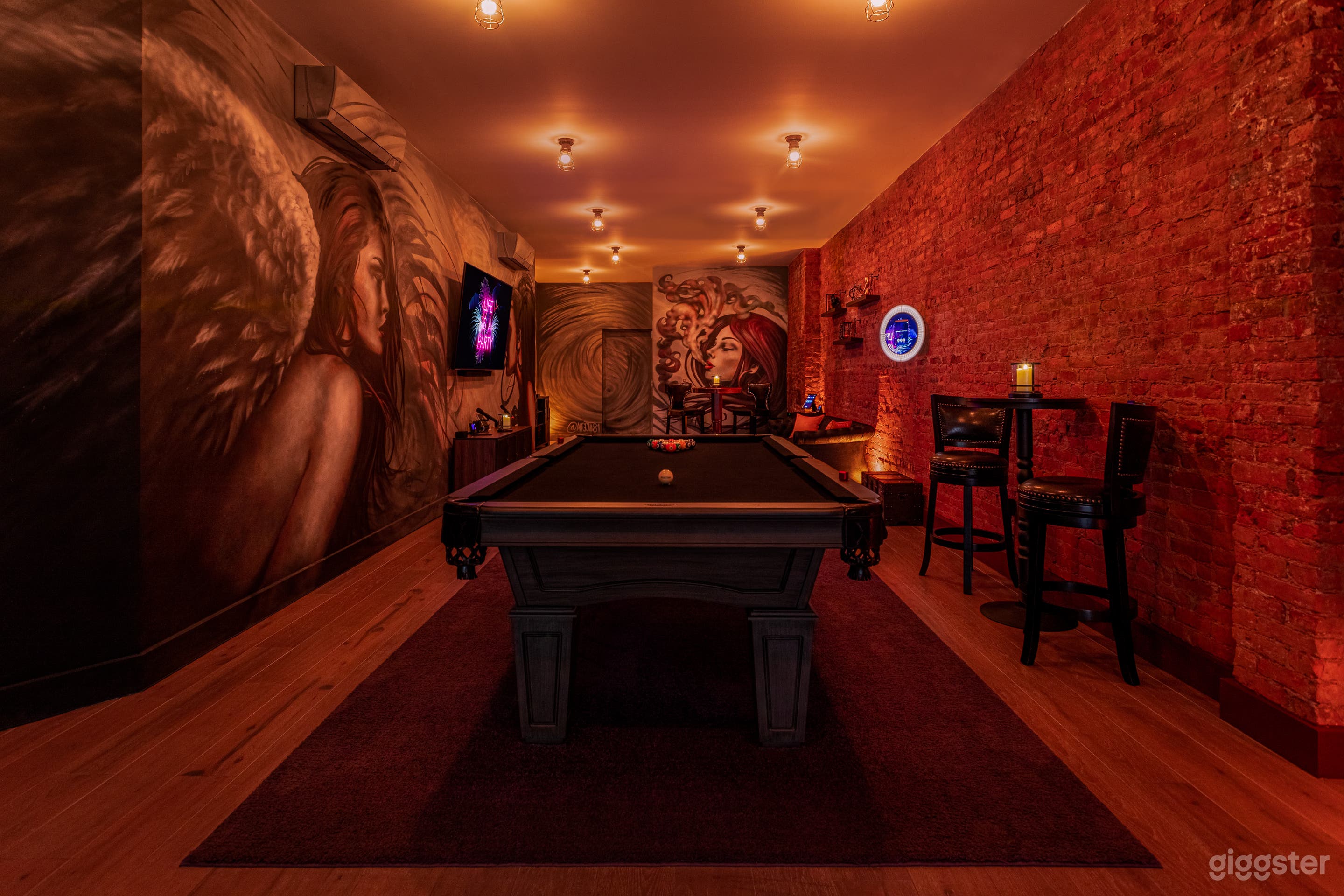 Elegant Private Lounge with Unique Artwork Photo 4