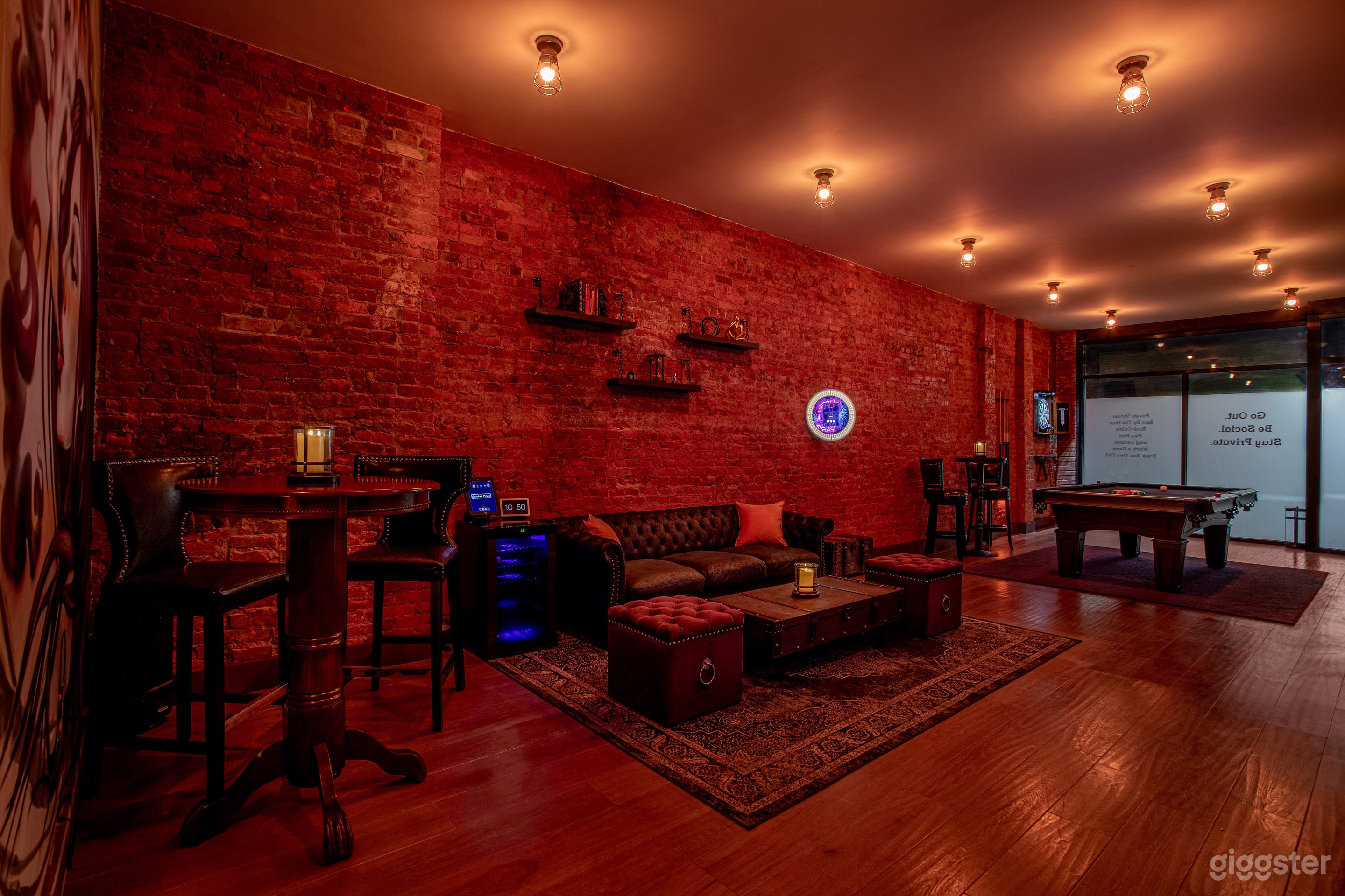 Elegant Private Lounge with Unique Artwork Photo 3