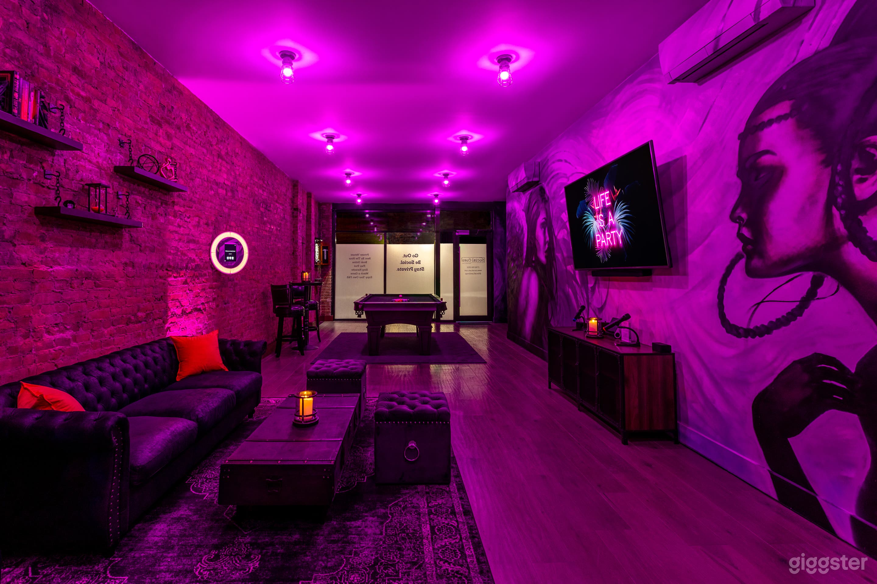 Elegant Private Lounge with Unique Artwork Photo 2