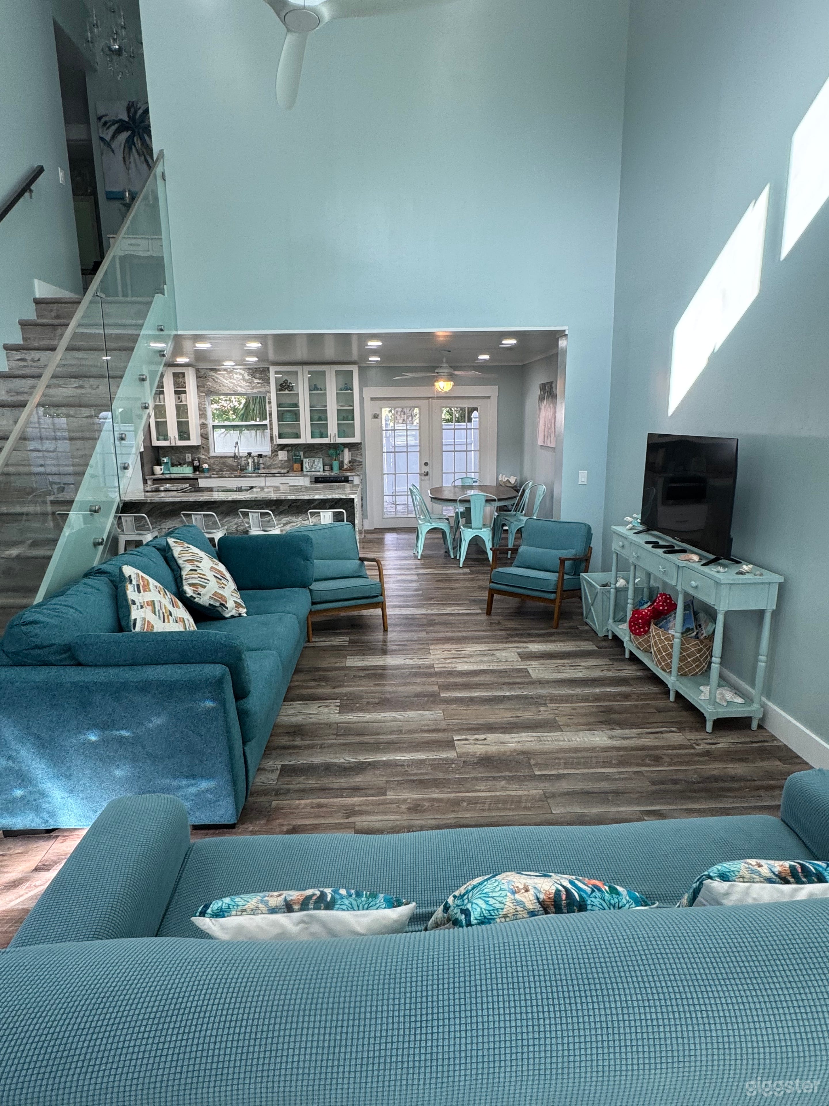 Modern 3/2 Townhouse across street from the beach Photo 3