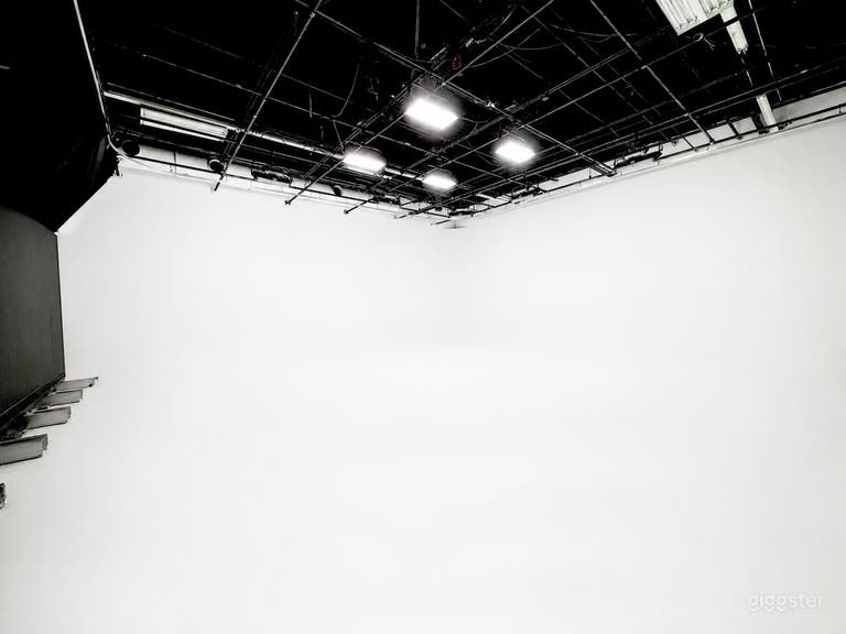  Large 3 Wall Pre-lit Green Screen Soundstage 