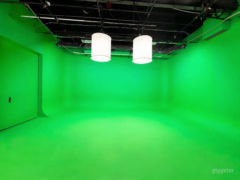  Large 3 Wall Pre-lit Green Screen Soundstage 