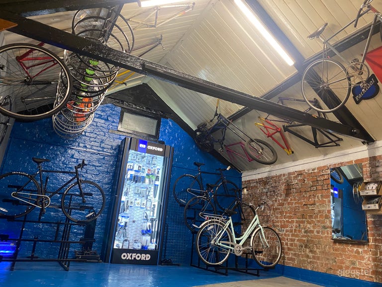  Magasin de vélos / Atelier de réparation / Espace industriel 