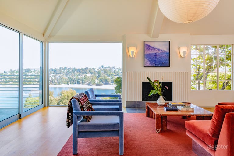  Main living room with great all day sunlight. 