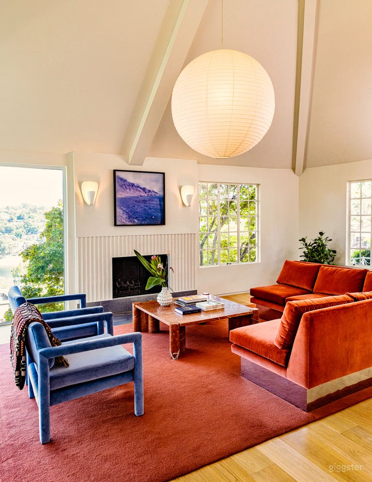  Main living room with great all day sunlight. 