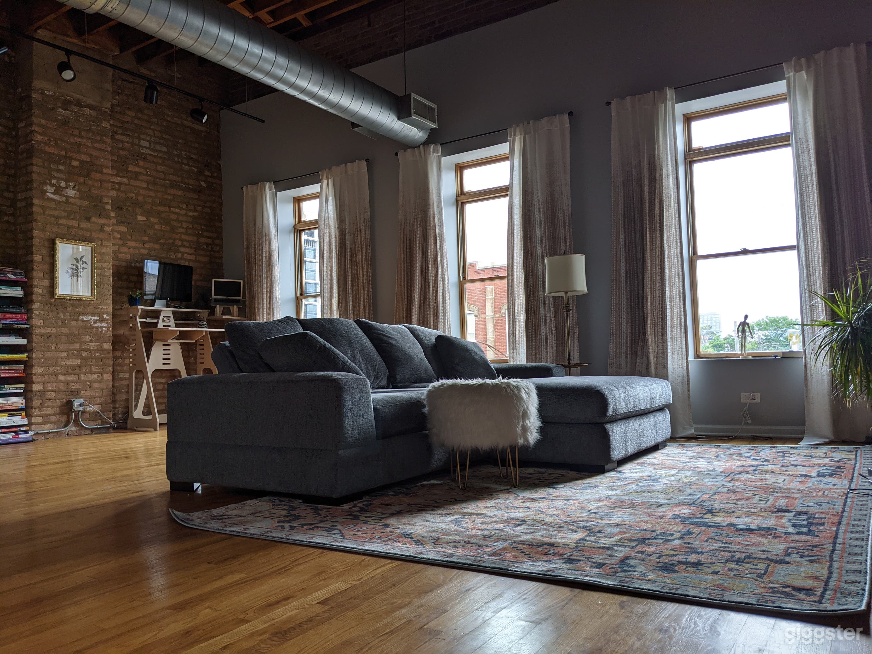 ☀️Huge Timber Loft w Exposed Brick &amp; Tons of Light Photo 3