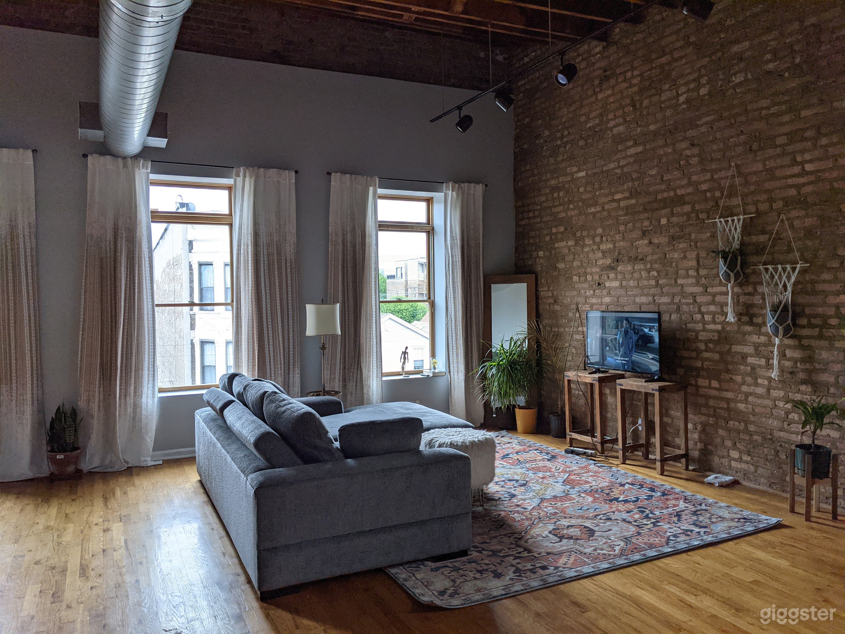 ☀️Huge Timber Loft w Exposed Brick &amp; Tons of Light Photo 2