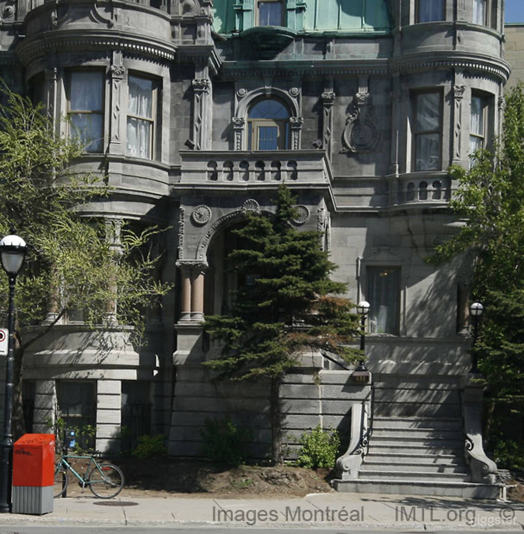 Historic Castle in the heart of Montreal Photo 2