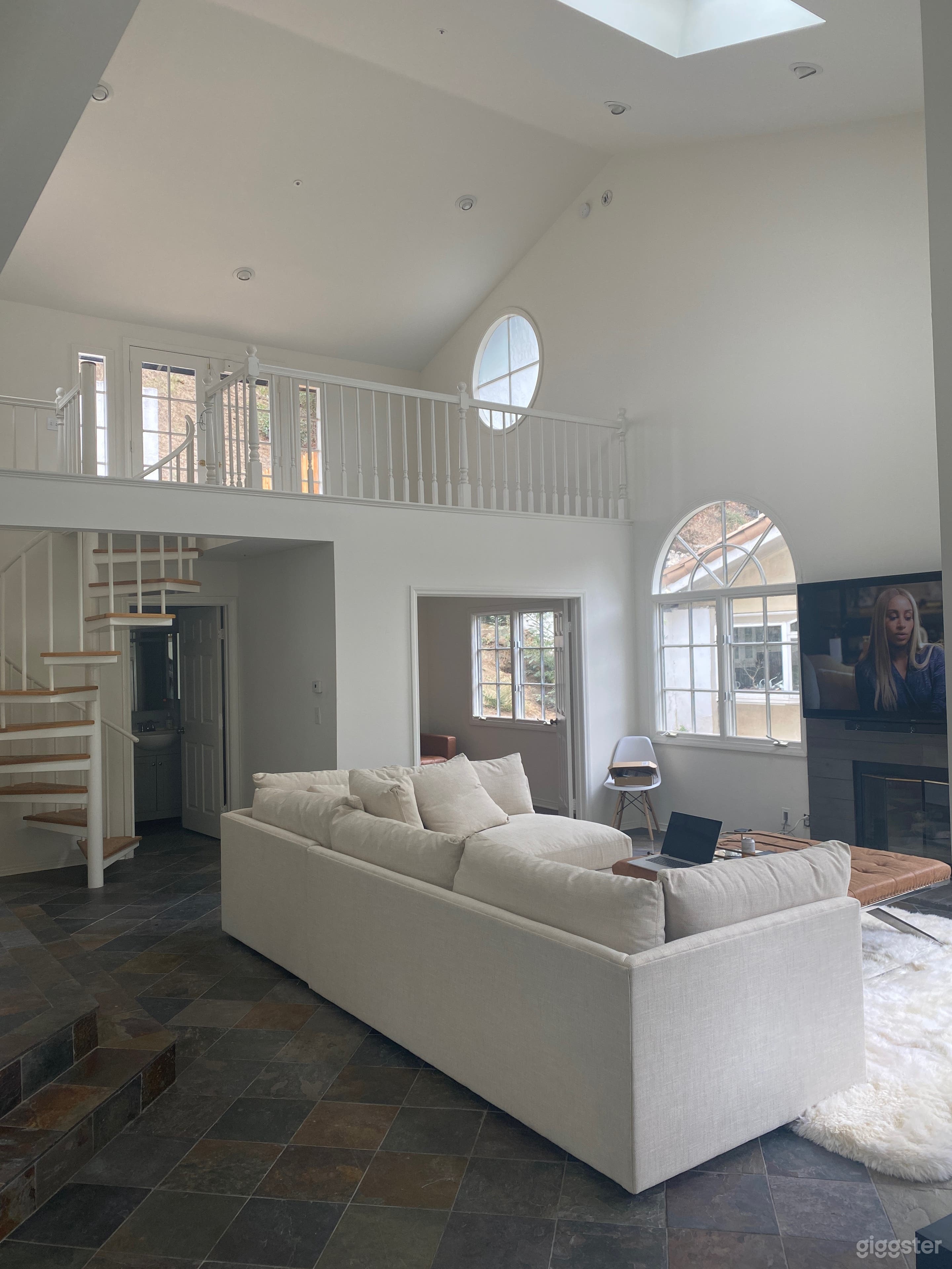 SPACIOUS AND BEAUTIFUL HOME IN HOLLYWOOD HILLS Photo 2