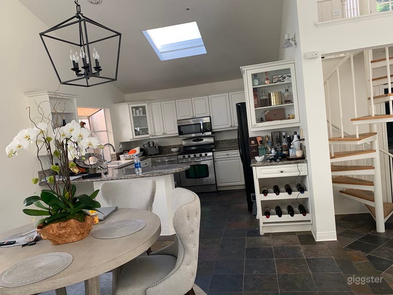  SPACIOUS AND BEAUTIFUL HOME IN HOLLYWOOD HILLS 