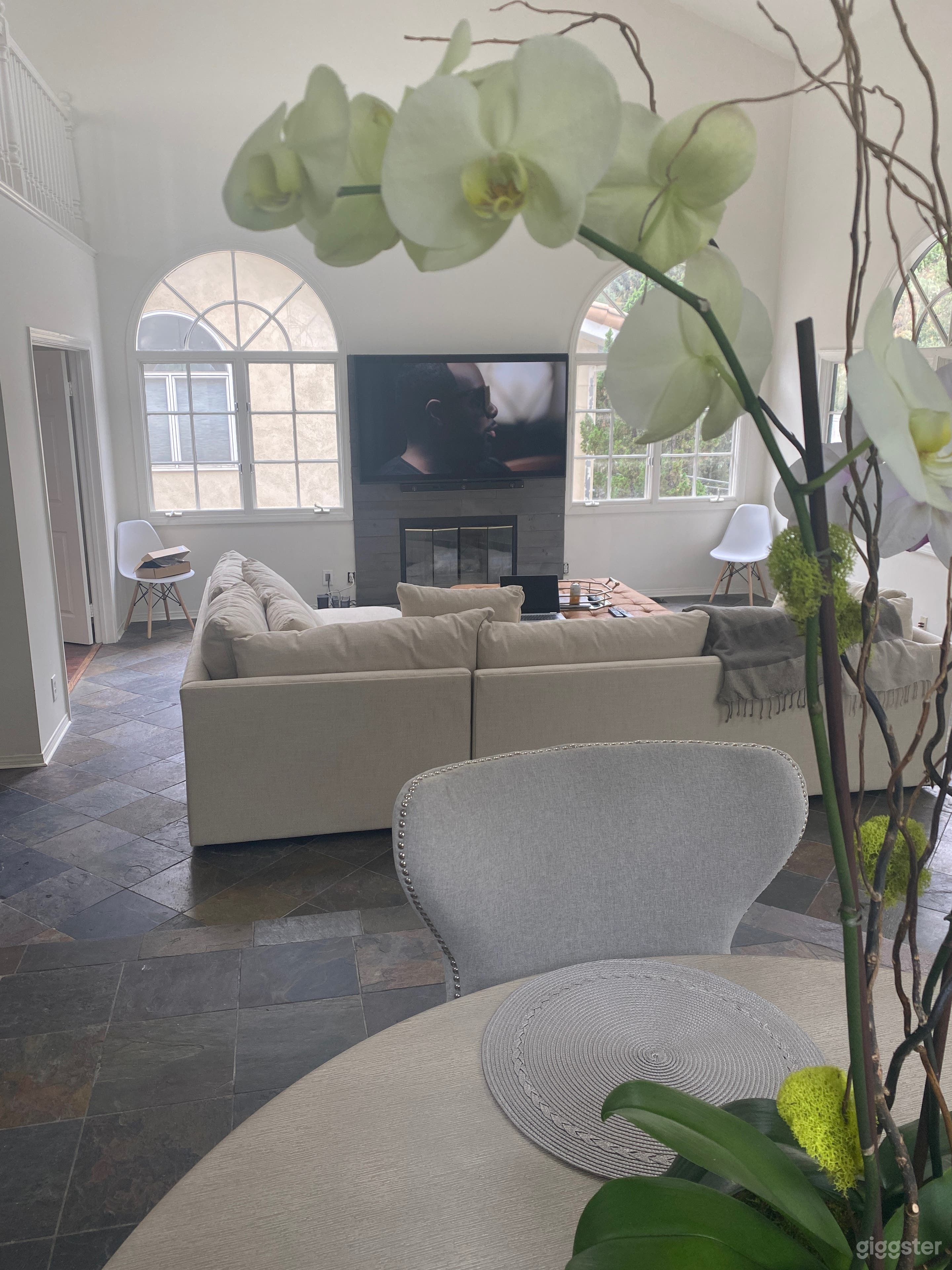 SPACIOUS AND BEAUTIFUL HOME IN HOLLYWOOD HILLS Photo 1