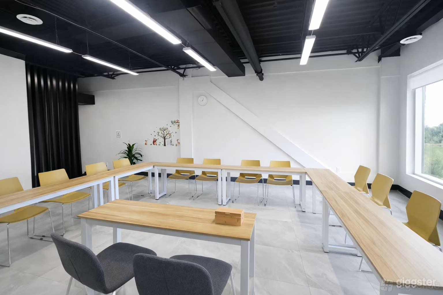 Sunlit & Modern Space for Meetings, Workshops and Photoshoot Photo 1