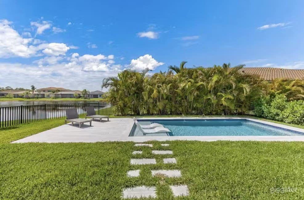 Luxury Modern Pool  Photo 1