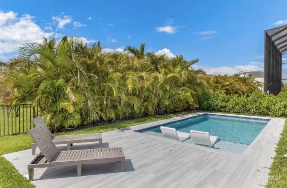 Luxury Modern Pool  Photo 2