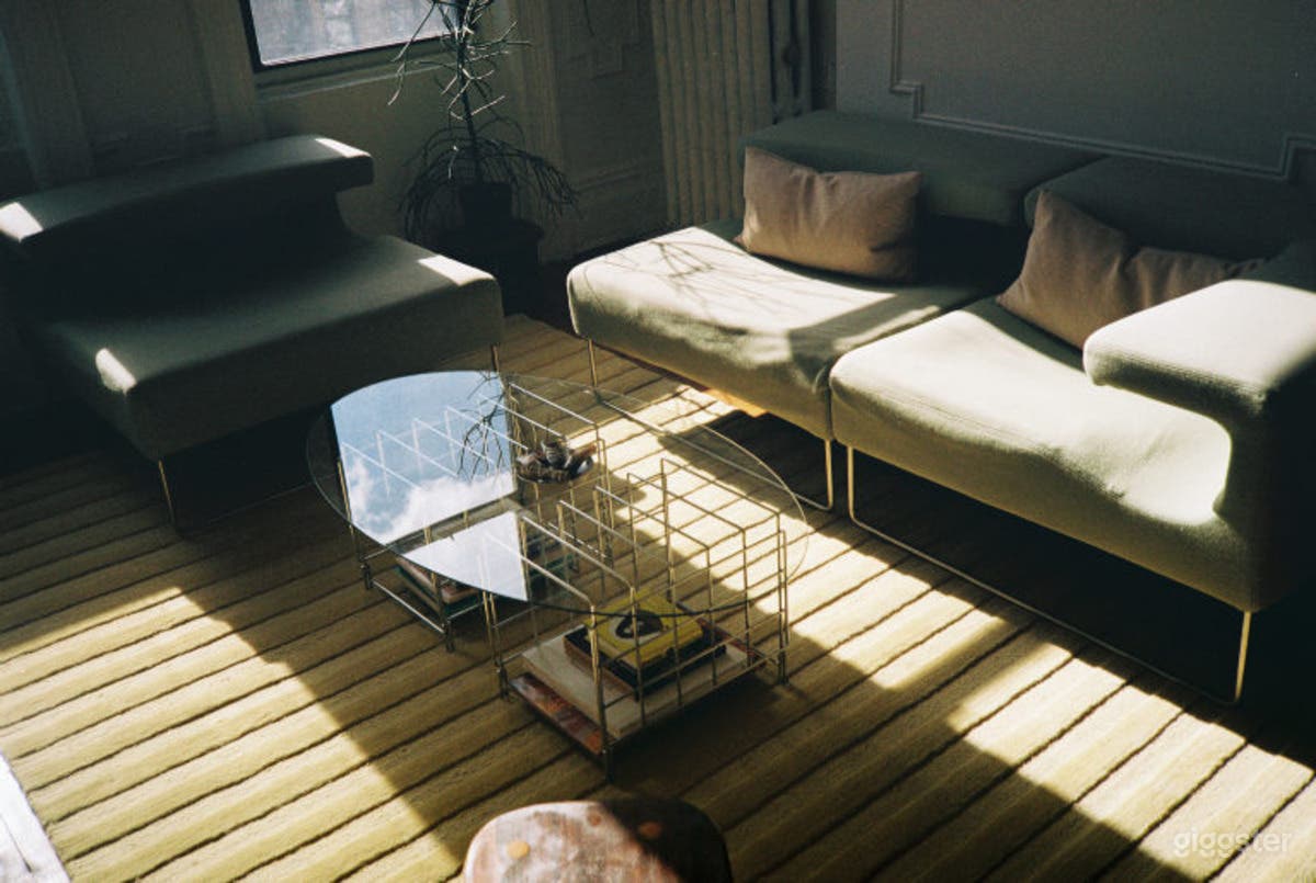 Airy Bright Pre-War Apartment Photo 3