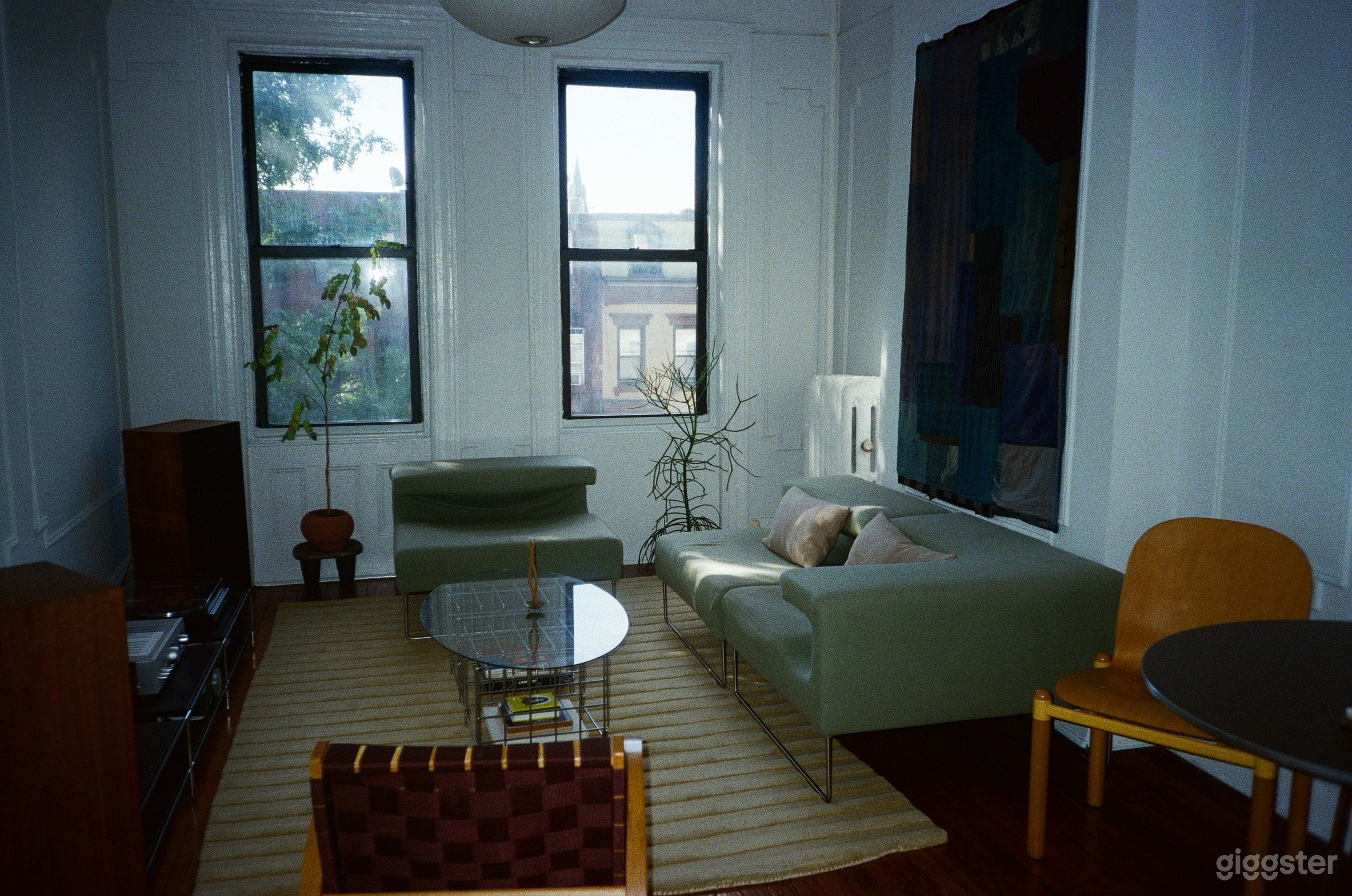 Airy Bright Pre-War Apartment Photo 1