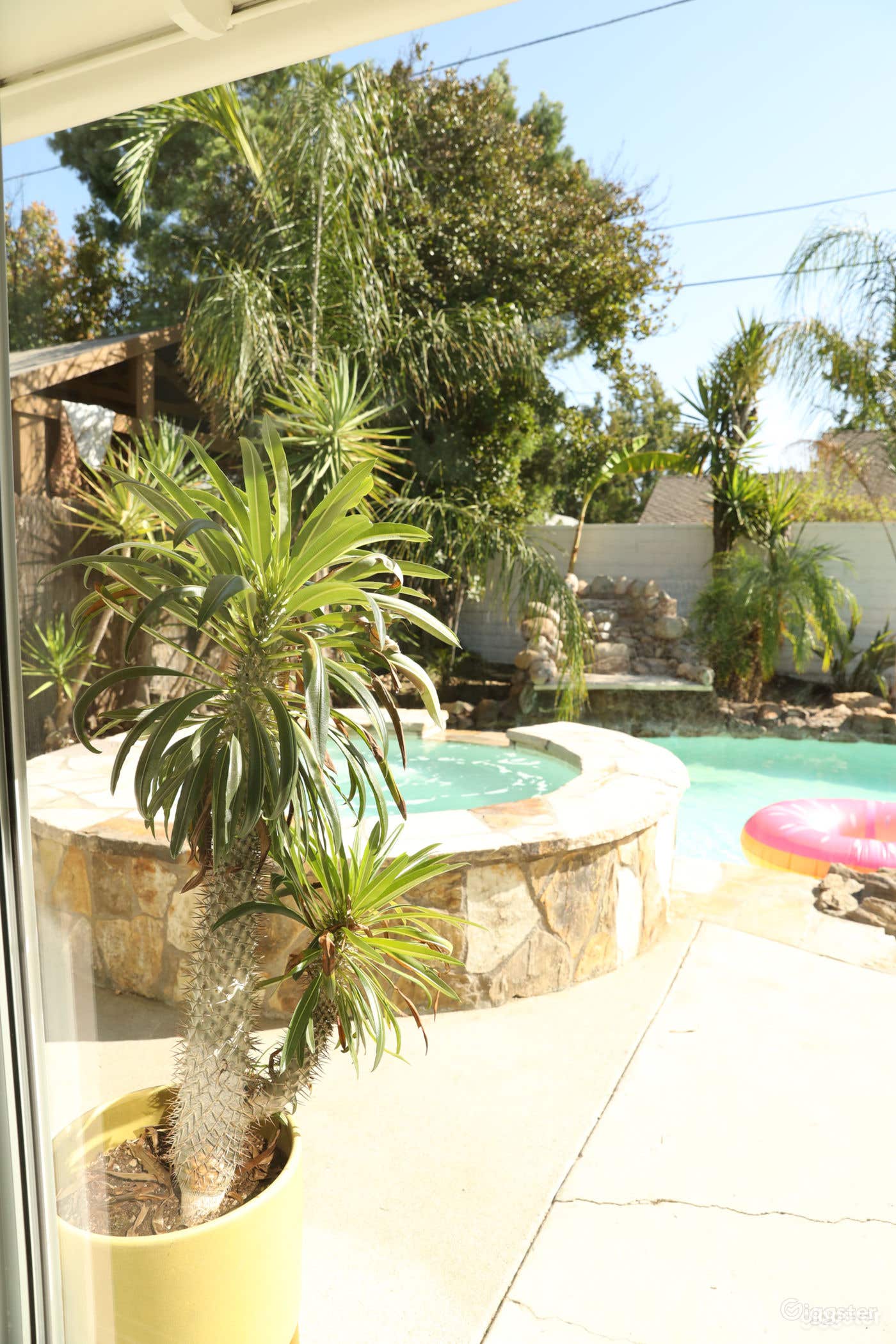 Spectacular Outdoor Pool | Chic Mid Century House Photo 2