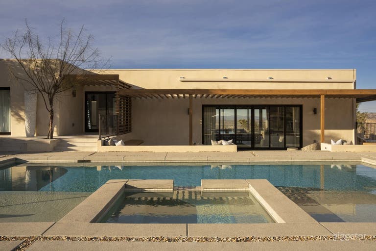  Piscina in Stile Resort di Opulenza Moderna 