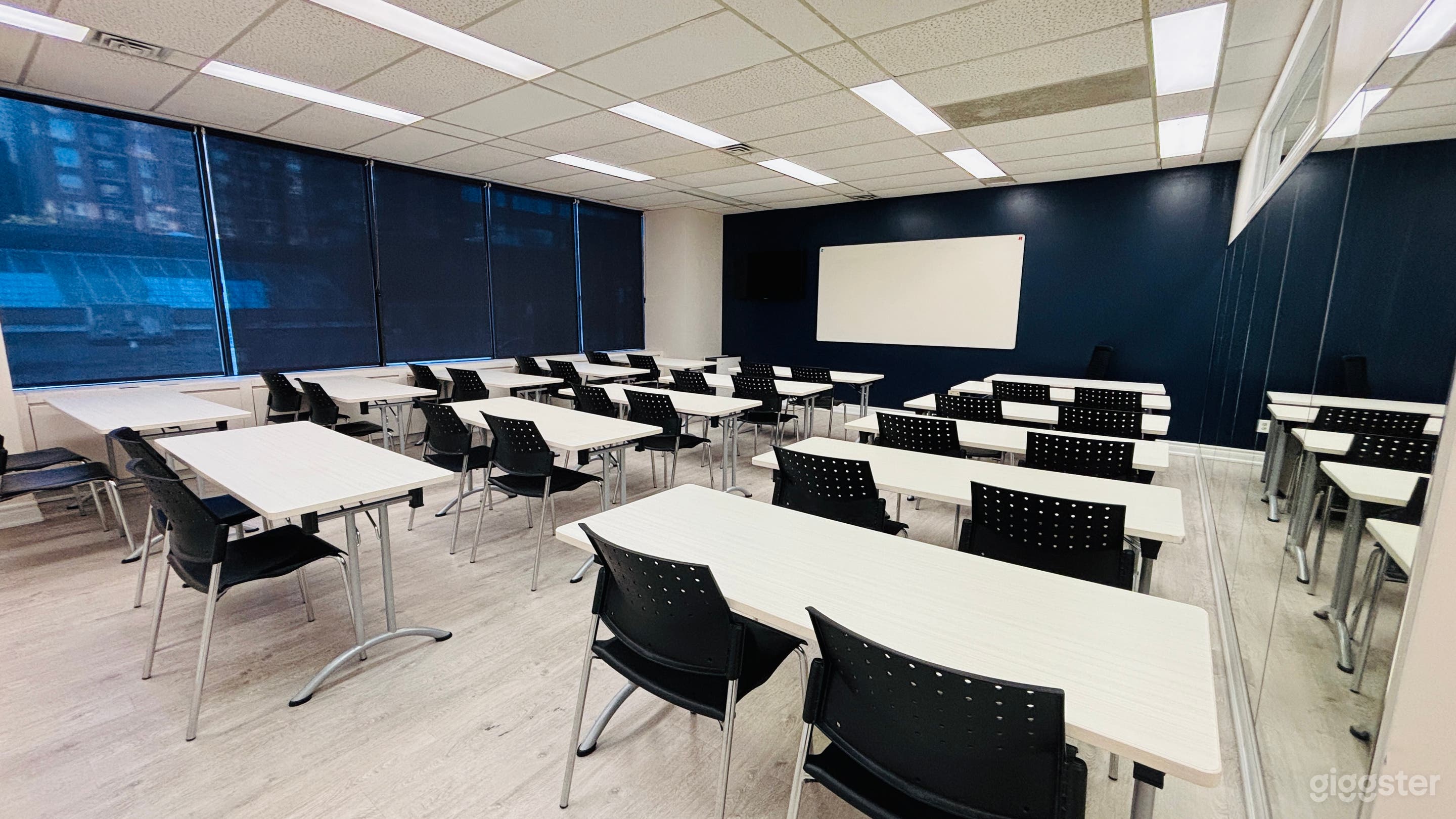 Modern classroom: Smart TV, Wi-Fi, projector, whiteboard, flipchart, air conditioning, and natural light.