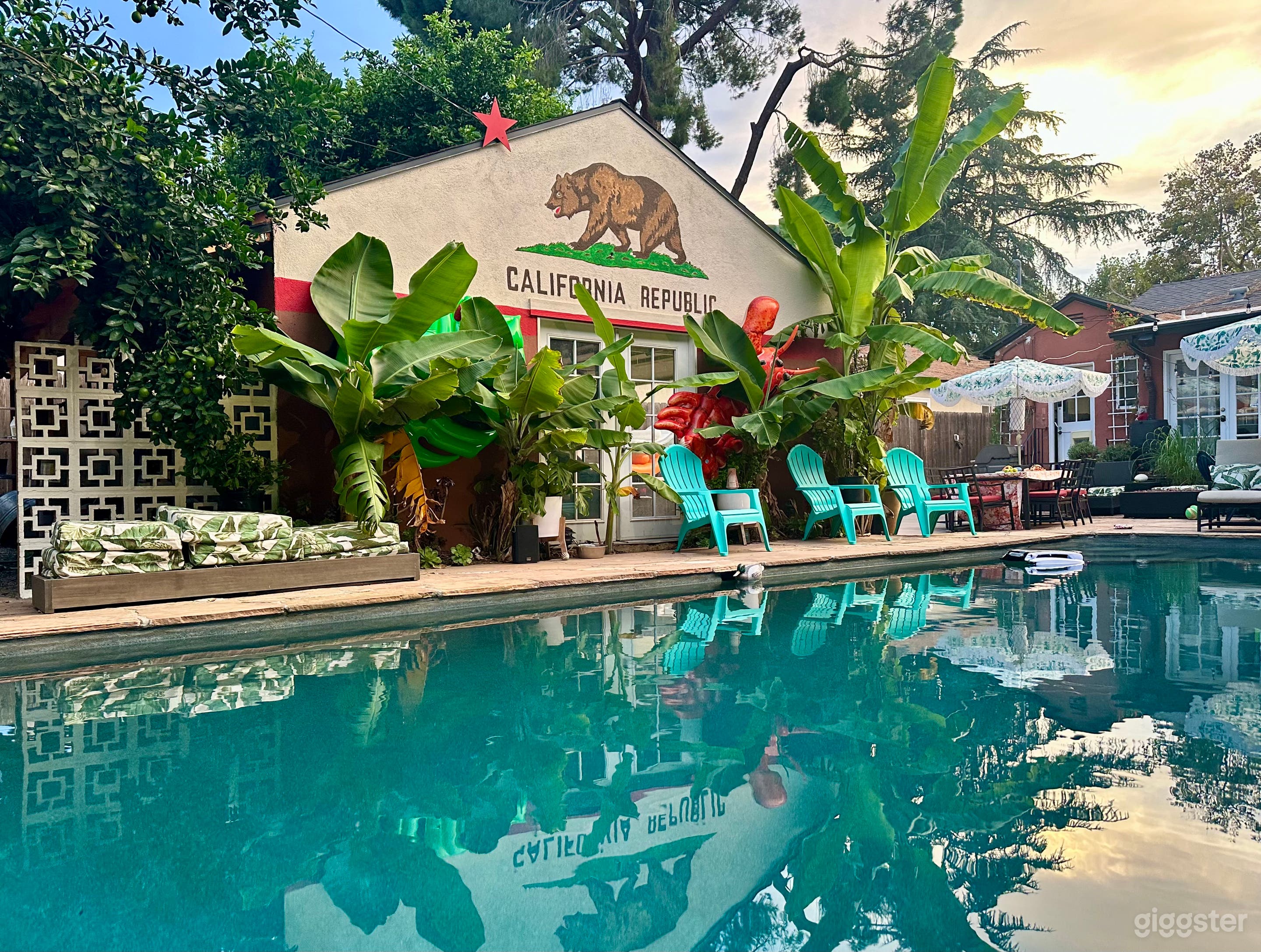 California Vibes out by the pool!