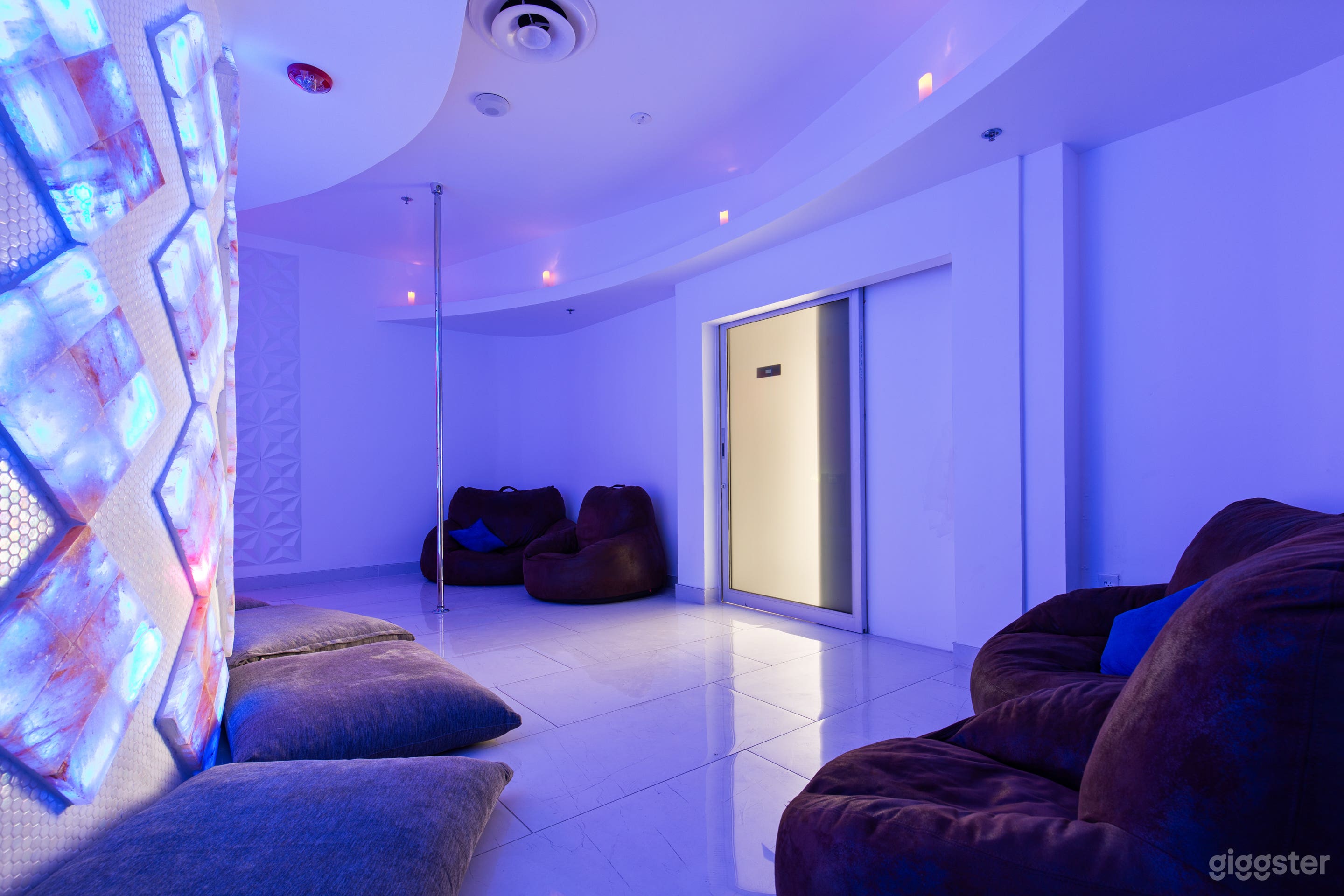 A breathtaking meditation room featuring a Himalayan salt wall, creating a serene and visually captivating ambiance.