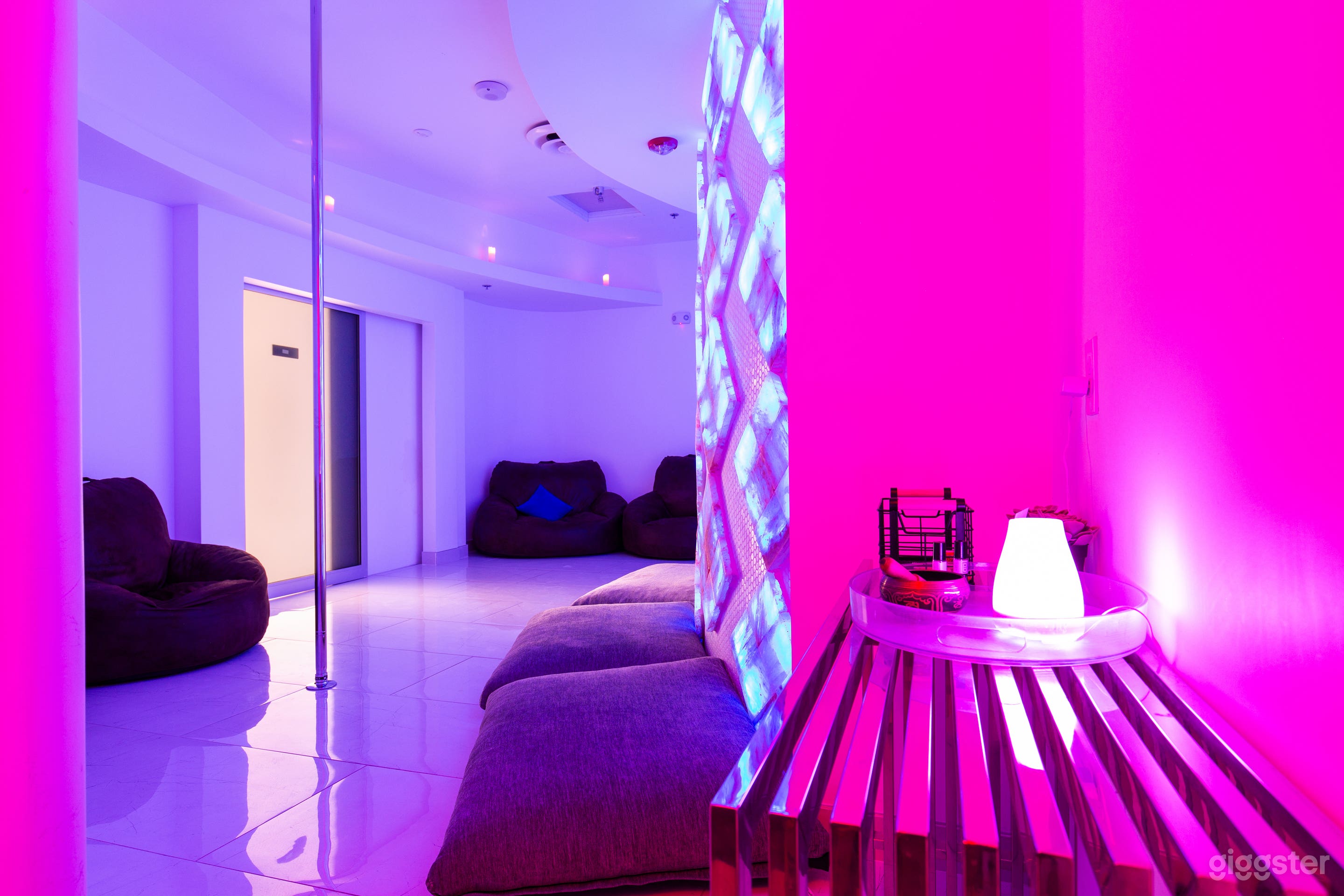 A breathtaking meditation room featuring a Himalayan salt wall, creating a serene and visually captivating ambiance.