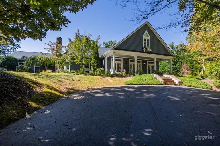  Spacious Outdoor Yard 
