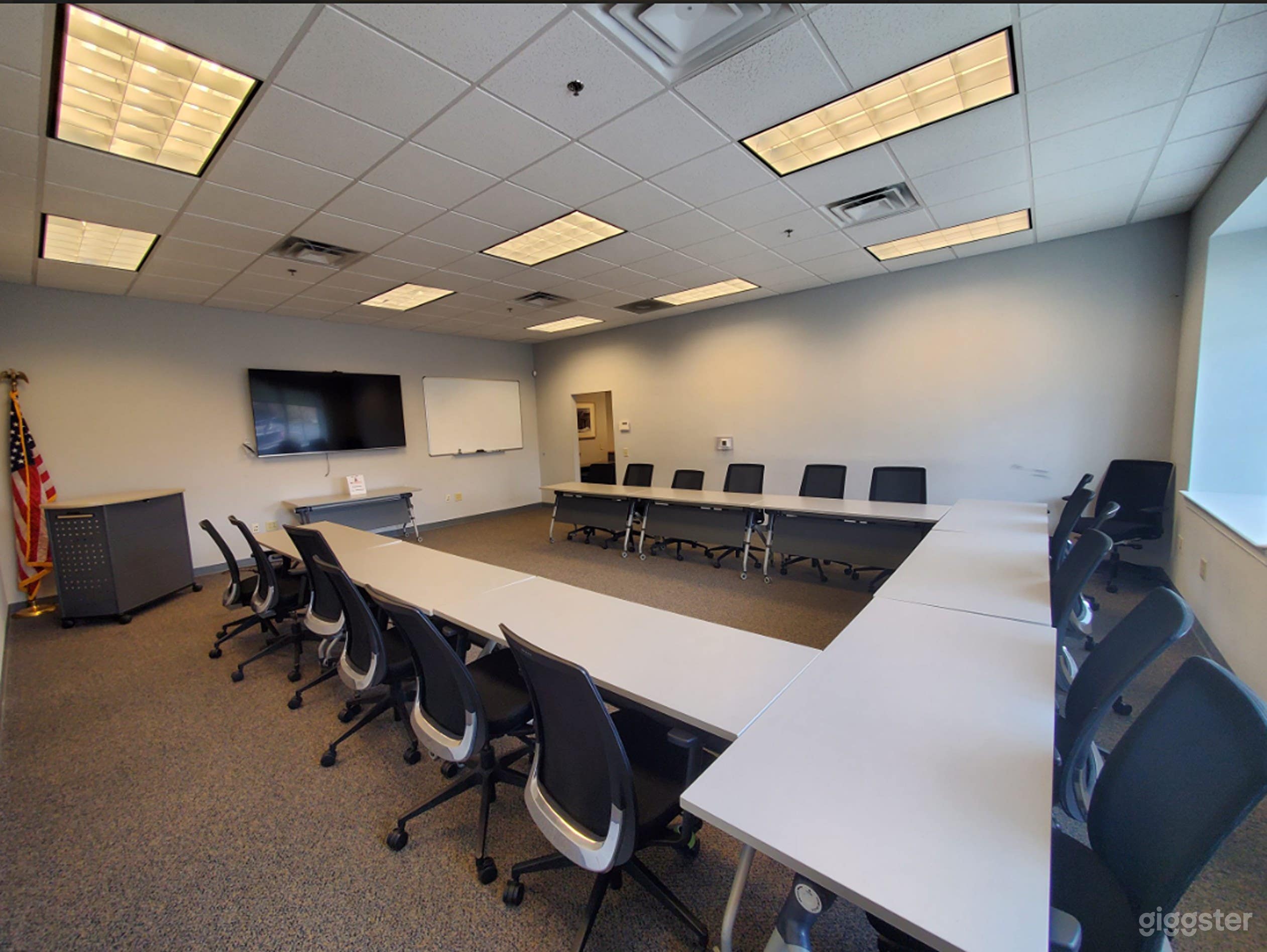 Spacious Conference Room with Natural Lighting Photo 3