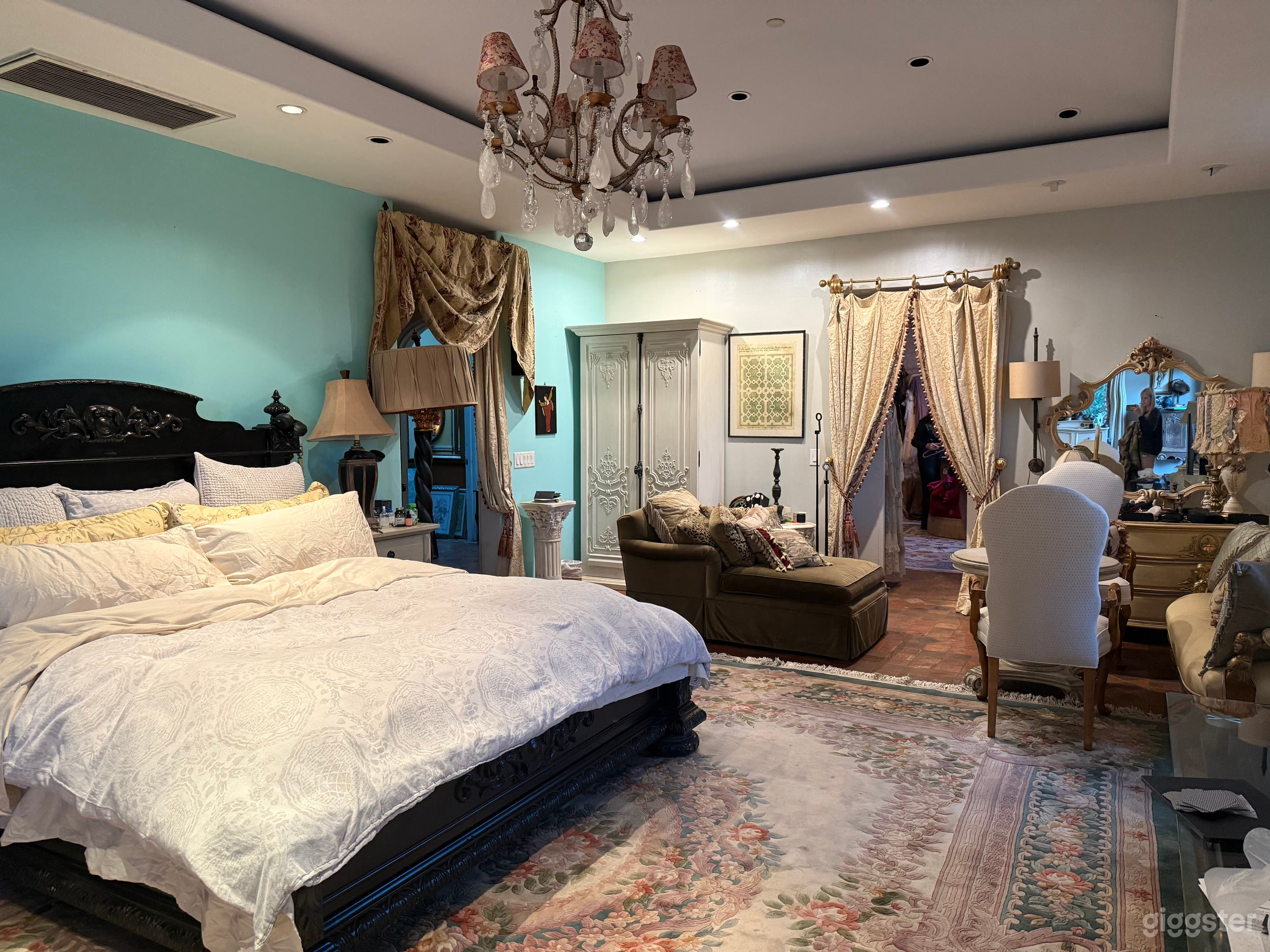 The Vintage House of Hidden Stories Photo 4