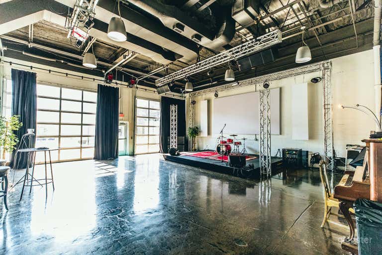  Salle de spectacle pour événements servant aussi de studio photo avec lumière naturelle. 