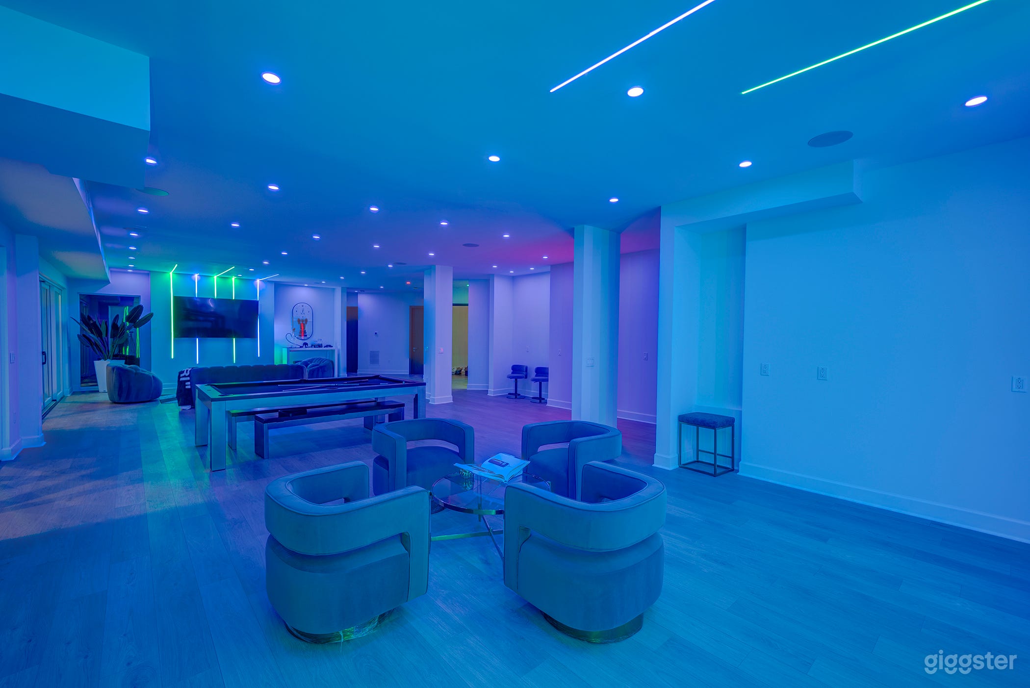 Modern Home On The River Photo 3