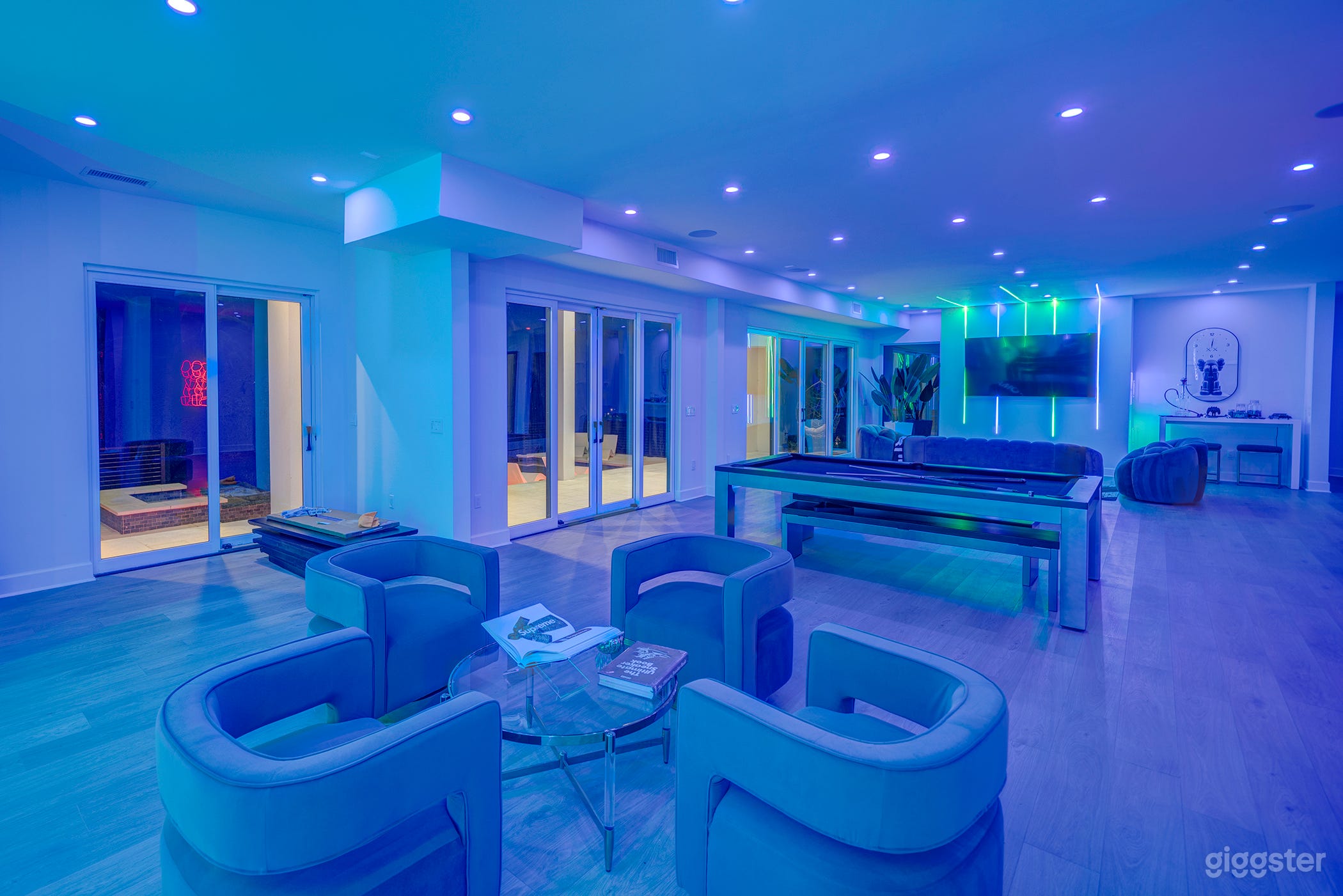 Modern Home On The River Photo 2