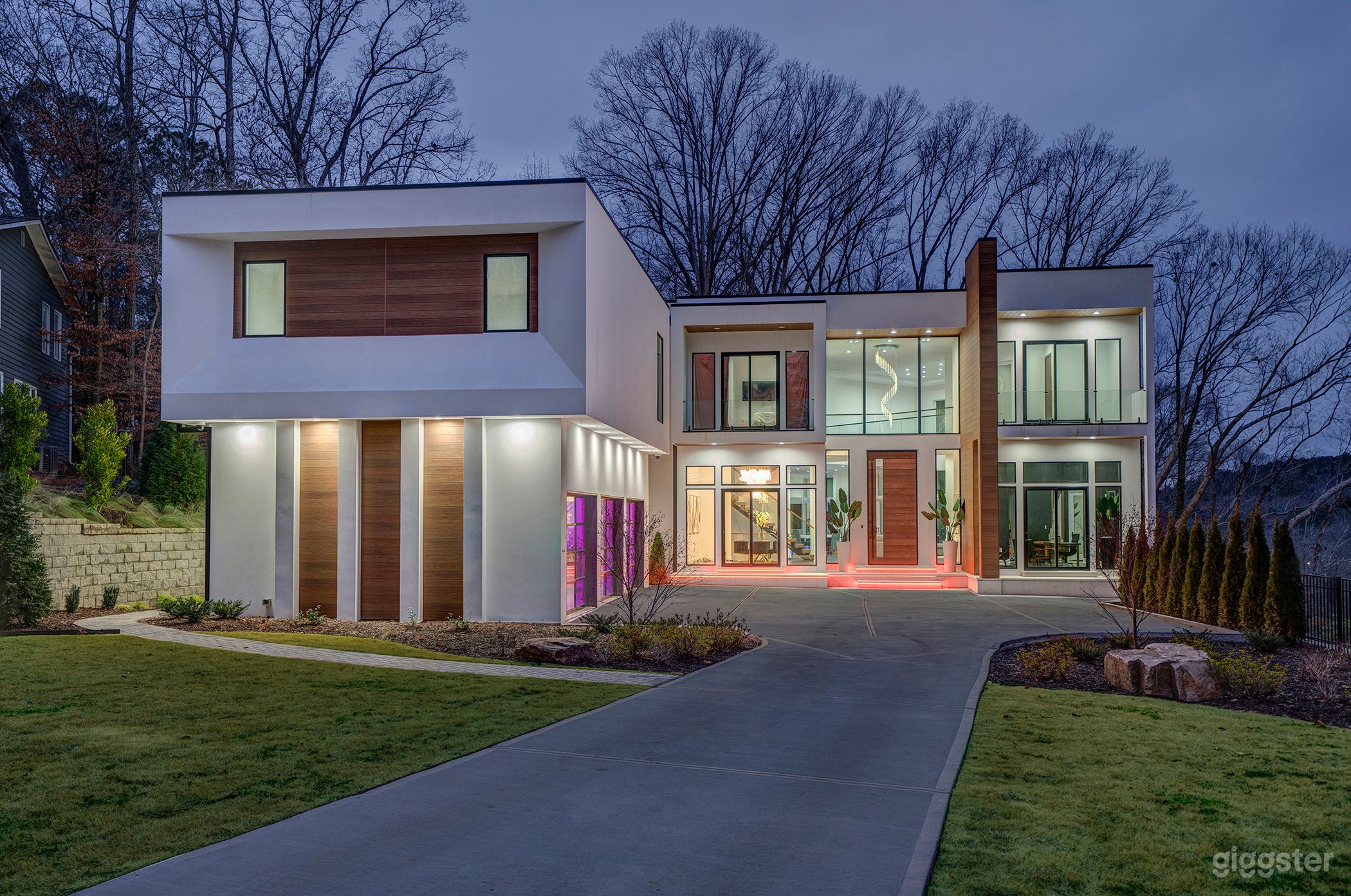 Modern Home On The River Photo 1